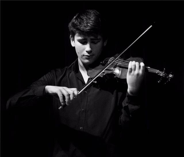 Profesor de lenguaje musical, piano o violín para alumnos de hasta 6o de Grado Profesional. 

Me gustaría dar clases a niñas y niños no más pequeños de 6 años