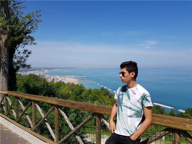Appena terminata maturità con ottimi voti, Liceo linguistico. Oltre ripetizioni di inglese anche di italiano e matematica. Livello elementari e medie. Luogo di ripetizioni, Casarile MI