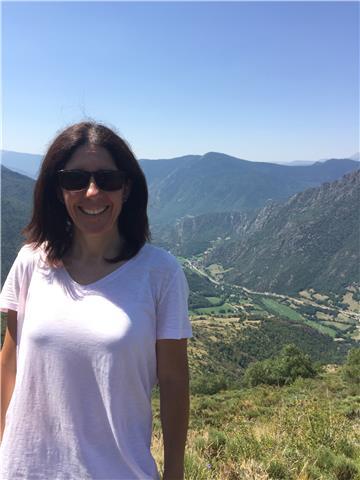 Profesora yoga, hatha-vinyasa, terapéutico, yoga oncológico, yoga sensible al trauma, gente mayor activa y yoga para niños