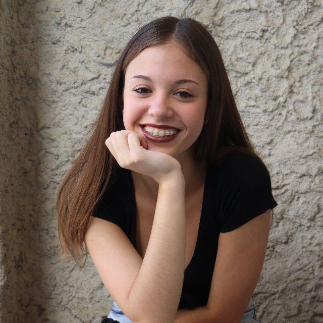 Chica de 18 años cursando el ciclo medio de auxiliar de enfermería ofrece clases de refuerzo de catalán o castellano a niños