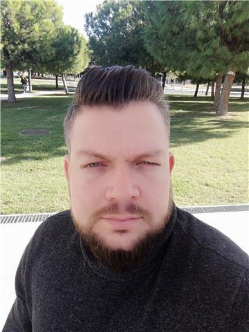 Progesor de guitarra ofrece clases. todos los niveles, principalmente para principiantes y nivel medio. todas las edades