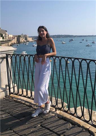 Sono una studentessa universitaria di Lingue e Letterature (inglese e russo) disponibile ad aiutare con i compiti ed a dare ripetizioni a bambini/e e ragazzi/e in tutte le materie umanistiche (no greco) e in matematica e fisica