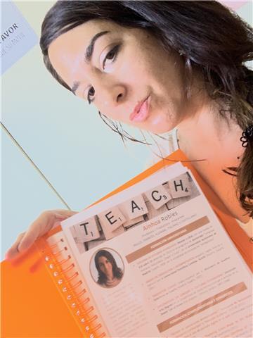 Estoy interesada en impartir clases de español inglés o francés on-line.

tengo experiencia como profesora en el instituto cervantes de alemania