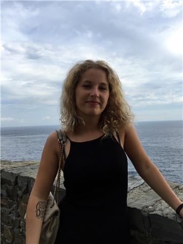 Studentessa con diploma in enogastronomia