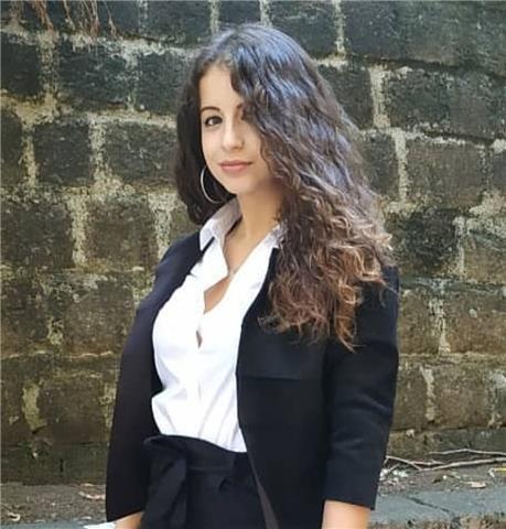 Laureata in Lingue e Culture Moderne con il massimo dei voti, offre ripetizioni di francese, inglese e italiano
