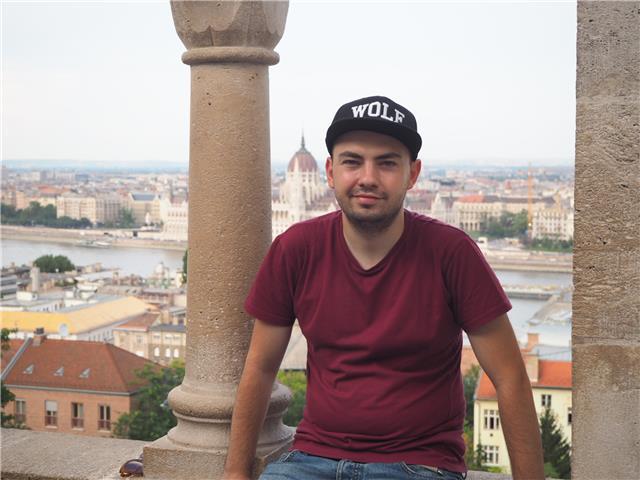 Graduado de magisterio primaria da clases a alumnado de primaria y eso