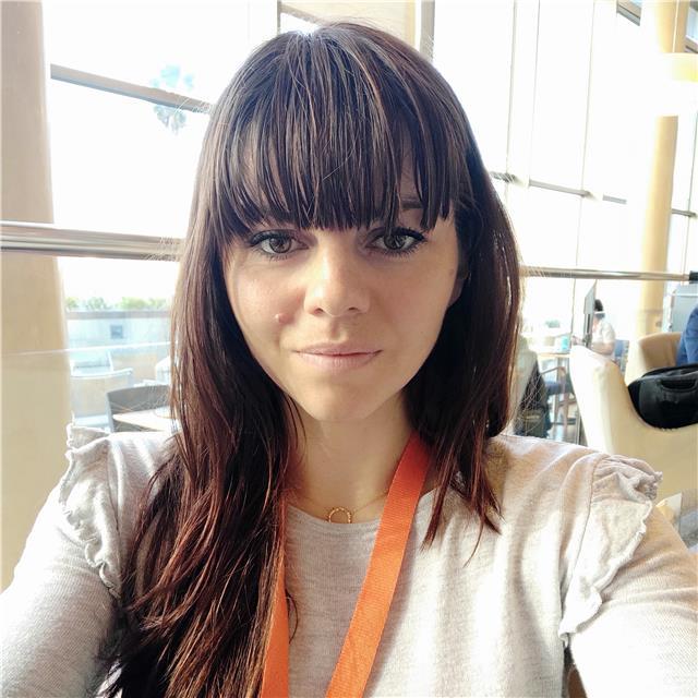 Profesora de inglés ofrece las clases particulares para los niños