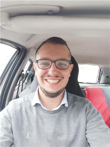 Offro ripetizioni a domicilio. In possesso di laurea triennale e magistrale in scienze dell'amministrazione e di diploma al liceo linguistico