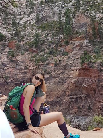 Studentessa universitaria con certificazione di inglese cae c1