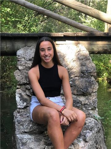 Estudiante universitaria de ADE en la UB, dispuesta a dar clases de repaso de matemáticas a niñ@s de primaria y si se necesitan clases de fútbol también, llevo practicando este deporte des de los 4 años