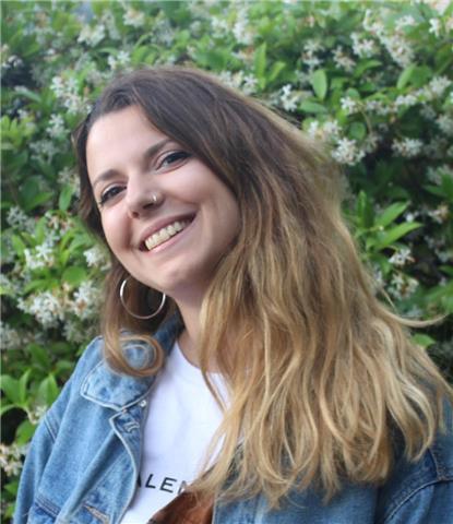 Profesora de dibujo imparte clases a todos los niveles (primaria, eso y bachillerato)