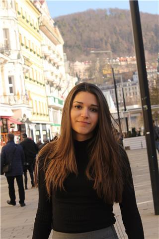 Graduada en educación primaria especializada en pedagogía terapéutica. amplia experiencia dando clases particulares en primaria y eso