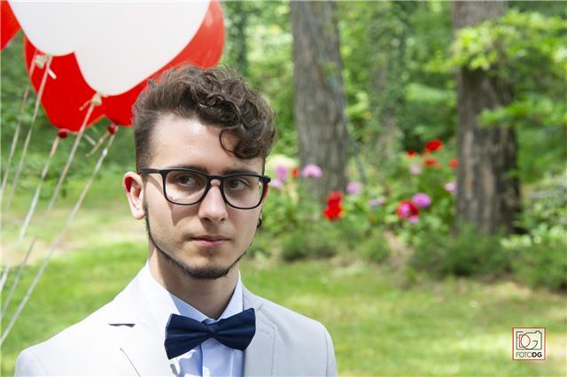 Sono un ragazzo di 19 anni che di recente ha superato con 100 l’esame di maturità al liceo classico. La mia aspirazione, se pur controcorrente, è insegnare matematica e fisica alle scuole superiori, frequenterò infatti da settembre il corso di ingegneria 