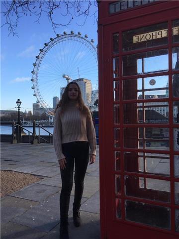 Ofrezco clases particulares de inglés a domicilio para todos los niveles. Soy graduada en Estudios Ingleses y tengo el título de c1 acreditado. Experiencia en clases particulares