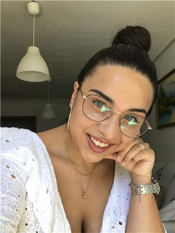 Profesora de inglés imparte clases para principiantes con actividades interesantes