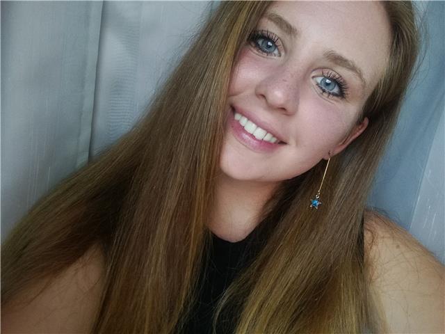 Sono una ragazza appena diplomata con una forte passione per le materie umanistiche, mi offro quindi come insegnante di italiano, filosofia, storia