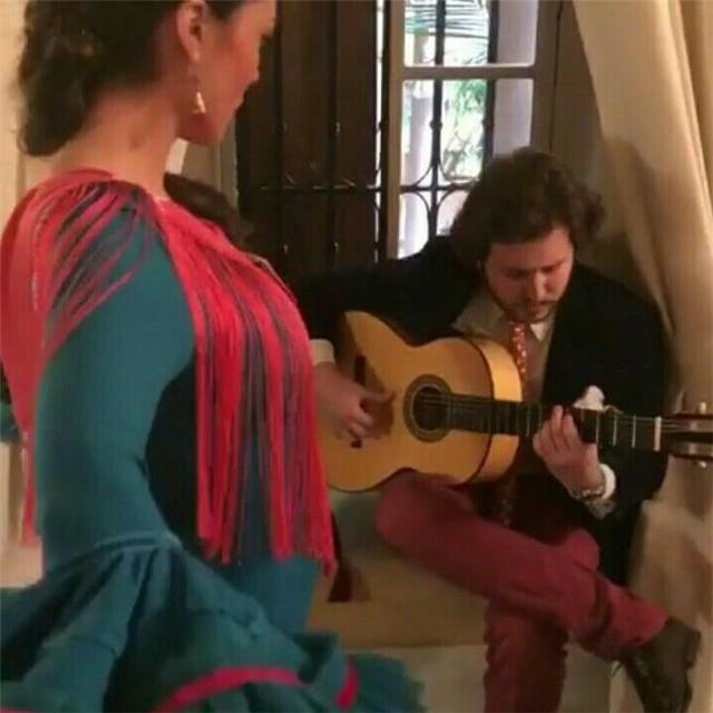 Profesor de guitarra flamenca imparte los diferentes palos, así como las diferentes técnicas del flamenco desde nivel 0