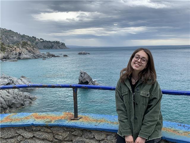 STUDENTESSA DI FILOSOFIA appassionata della materia OFFRE LEZIONI per spiegazioni o approfondimenti a chiunque fosse interessato!