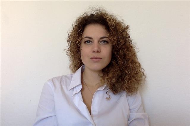 Laureata offre lezioni di inglese, italiano e storia dell'arte