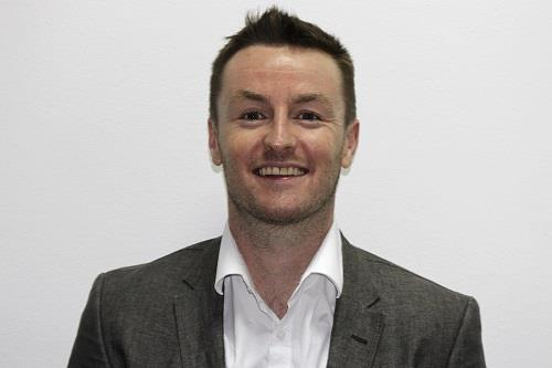 Profesora de inglés impartiendo clases de empresa a grupos de adultos de todos los niveles. clases presenciales u online