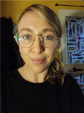 Insegnante laureata impartisce ripetizioni di lingua e letteratura italiana a studenti di scuole medie e superiori