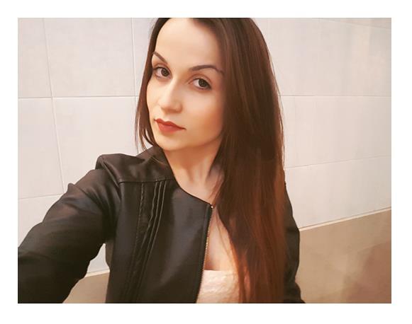 Ragazza di 31 anni, laureata, offre lezioni (scuola elementare, media e superiore) in varie materie, prevalentemente artistiche, storiche, letterarie, socio-psico-pedagogiche e filosofiche