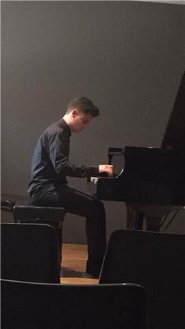 Profesor de piano con experiencia, titulado en conservatorio de alcalá. doy clases de piano o lenguaje musical de apoyo o iniciación