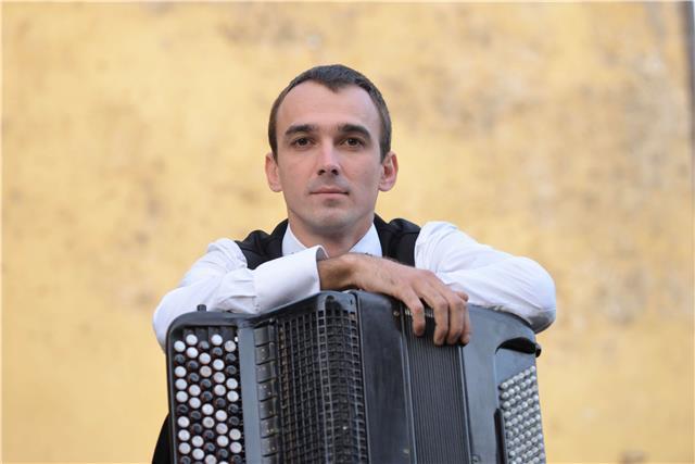 Insegnante di pianoforte è fisarmonica fatto biegnio, laurea la diploma a istitute musicale al Peri (Reggio Emillia)