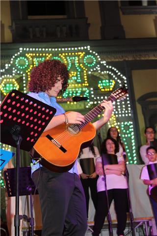 Salve, sono uno studente di chitarra; giovane e con tanta voglia di fare e crescere insieme