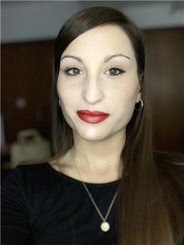 Profesora de lengua castellana y literatura, graduada en estudios hispánicos: lengua y sus litersturas, imparte clases en valencia