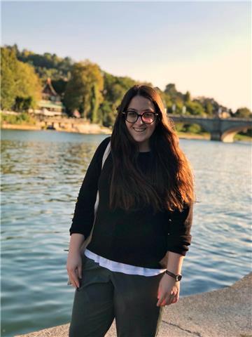 Sono una studentessa di laurea magistrale disposta ad offrire le mie conoscenze della lingua inglese, dalla semplice grammatica alla sola conversazione